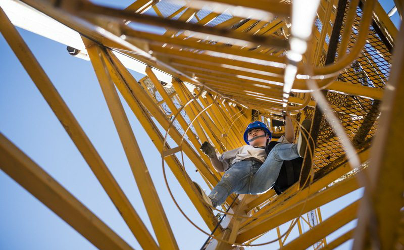 90后妹子开塔吊月入5000百米高空作业有时一天仅上一次厕所