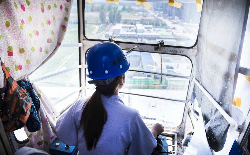 90后妹子开塔吊月入5000百米高空作业有时一天仅上一次厕所