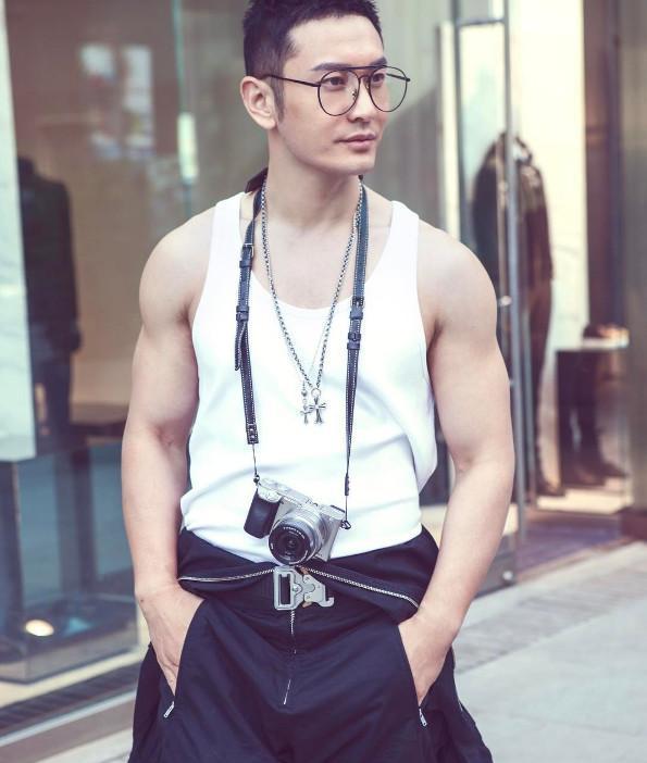 黄晓明连晒帅照秀完美肌肉, 看来减肥成功了