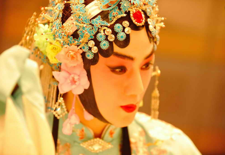 此人是戏曲大师,娶了两房媳妇,还爱上了帮派大哥的女人