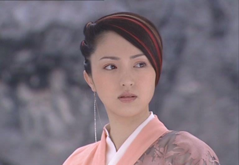 《八大豪侠》中董璇扮演扁素问,这个造型看起来很成熟,刘海也特别的