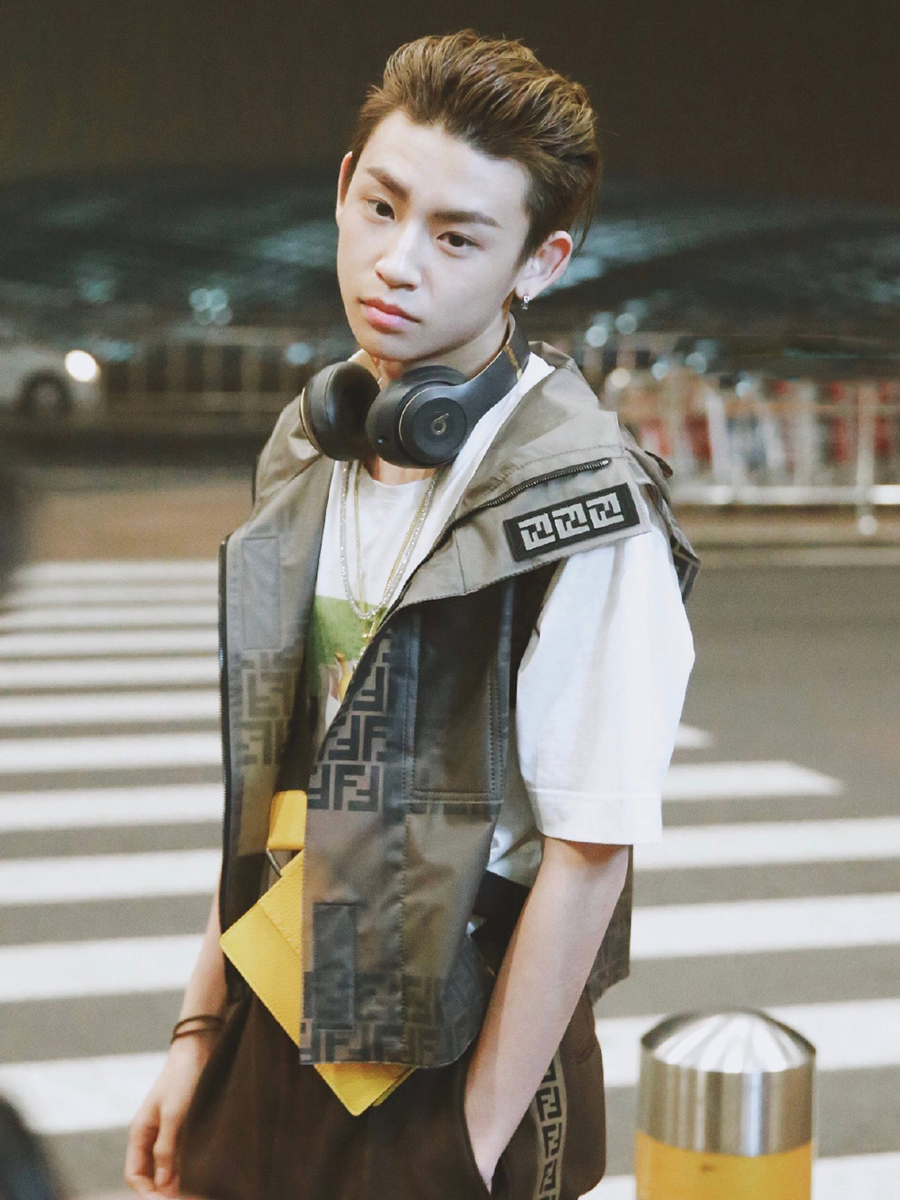 小鬼王凯琳时装周耍帅,中分长发配西装,不料被大金链子抢镜!