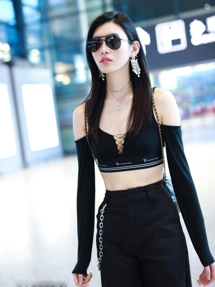 奚梦瑶穿件内衣就上街,大秀小蛮腰,网友却爱上了她的耳环!