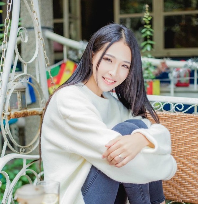 摄影美图:美女清纯生活照长发披肩温柔妩媚.
