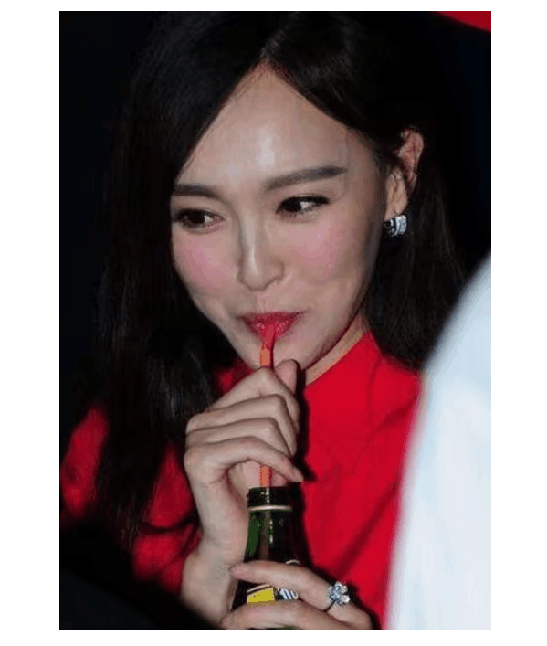 女星喝水, 刘亦菲女神,热巴可爱,唐嫣心机, 她最一言难尽!