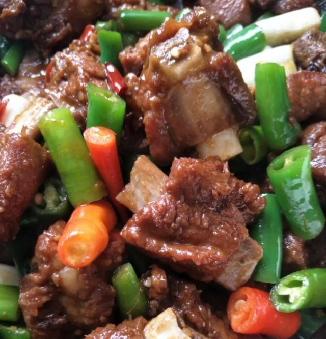 尖椒炒排骨加上一样东西原来可以这么好吃