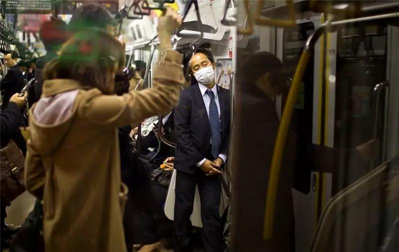 直击日本上班族的一天:忙累乏惫,如行尸走肉只想倒头大睡
