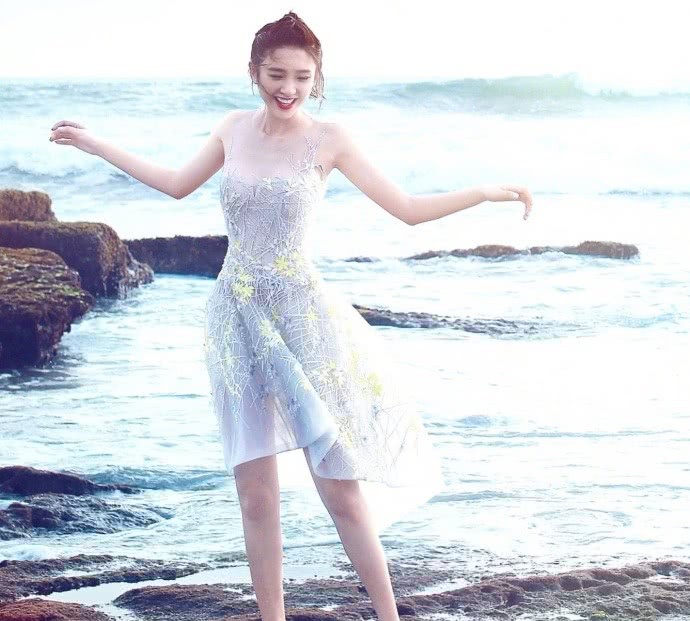 唐艺昕超级甜啊,这样的小姐姐太适合阳光沙滩和大海了.