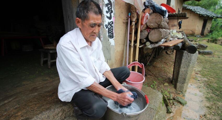 70岁老人仍独居老房子没有任何收入苦日子过一天是一天