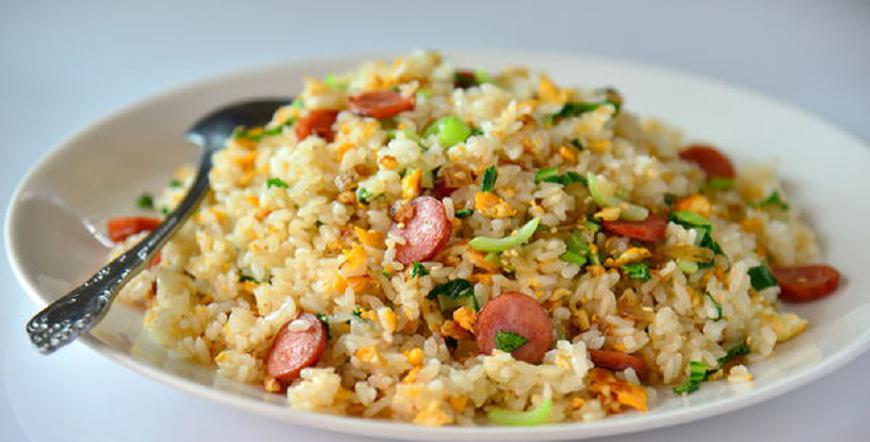 别再做蛋炒饭了,香肠和米饭做的家常料理,保准你没见过,超好吃