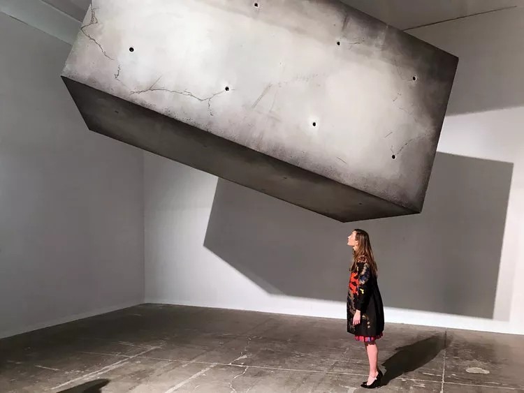 荷兰新锐团队设计"漂浮物"作品打造梦幻失重空间