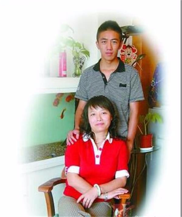 任文坚与儿子"小白龙变的侍女",成为任文坚唯一的演戏经历.