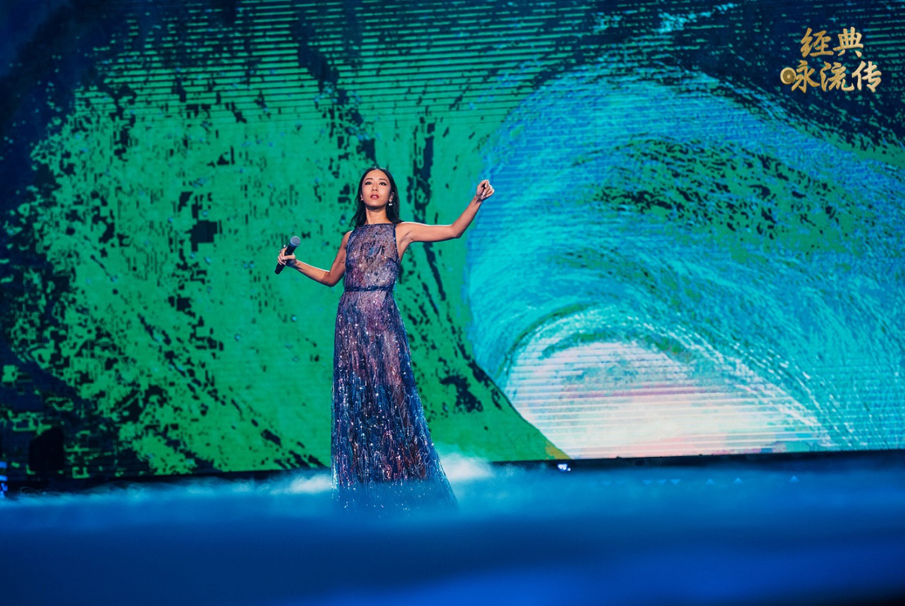 娄艺潇高音开口跪!一曲《在那东山顶上》直击心灵