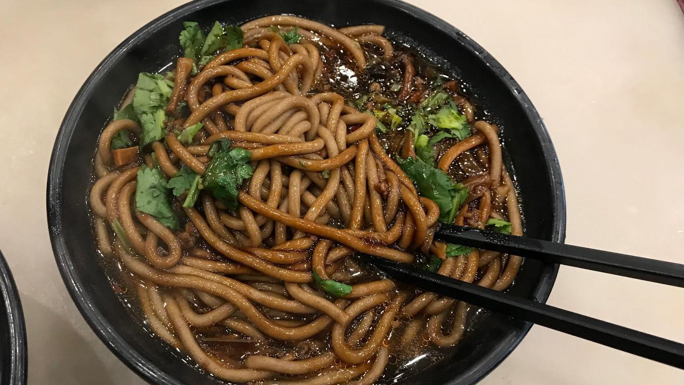 实拍武汉豆皮制作过程,舌尖上的湖北早餐,实在是太好吃了