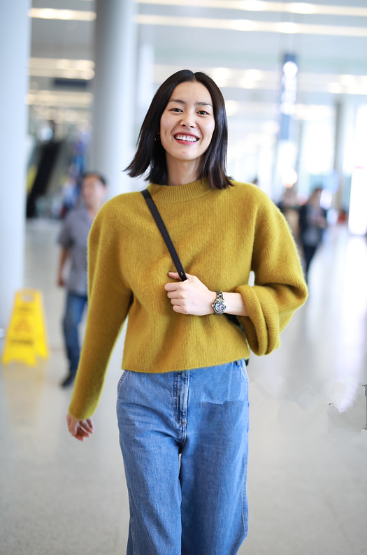 30岁的刘雯不露也不扮嫩,简单的毛衣却穿的如此高级,网友:粉了