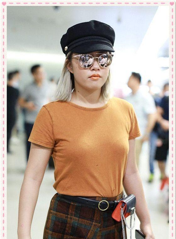 其他的选手大多都是肤白貌美大长腿,而王菊却是有着130的体重,身上有