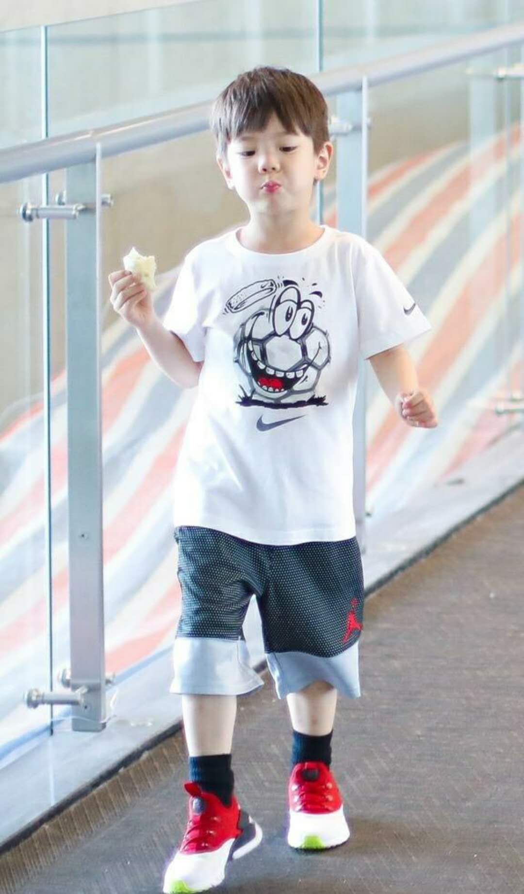 嗯哼才是被爱宠大的孩子,机场上他做了一件事