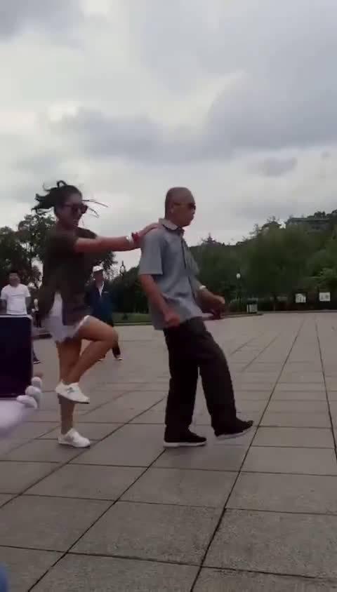 老头说;想摸我鸡鸡没门,我可是正经人