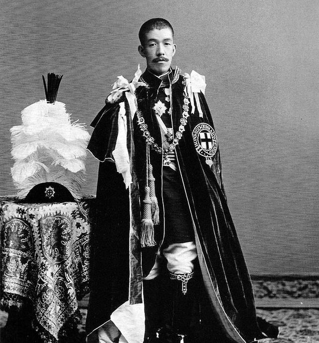 这是裕仁天皇的父亲,却活成了一个笑话,被限制一切行动