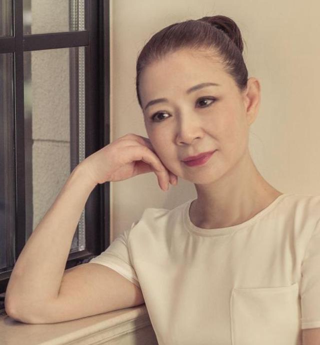 离婚后她独自抚养儿子28年,儿子走红后前夫却靠儿子再次走红!