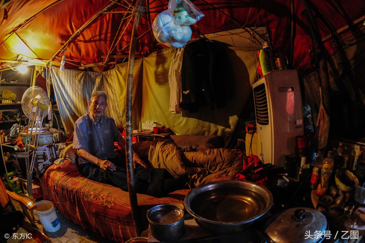 104岁老人住窝棚靠修车谋生,远在国外的子孙快回来看看吧