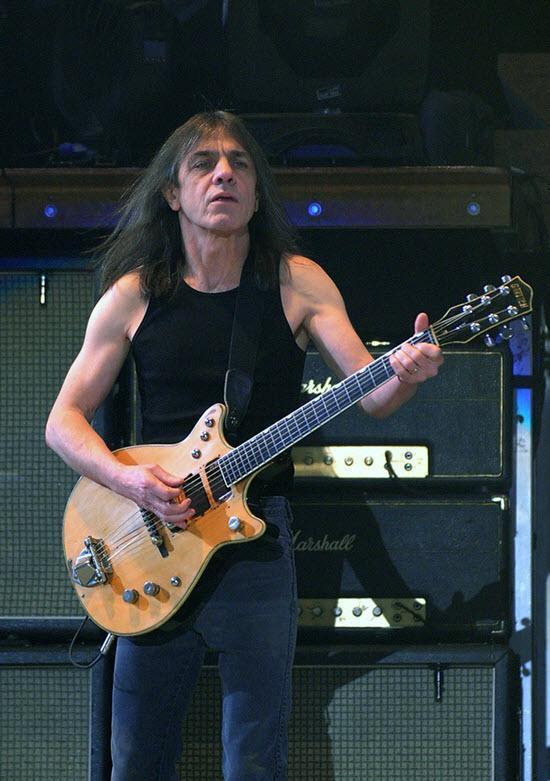 专辑销量超两亿摇滚乐队AC/DC吉他手马尔科姆·杨过世 享年64岁