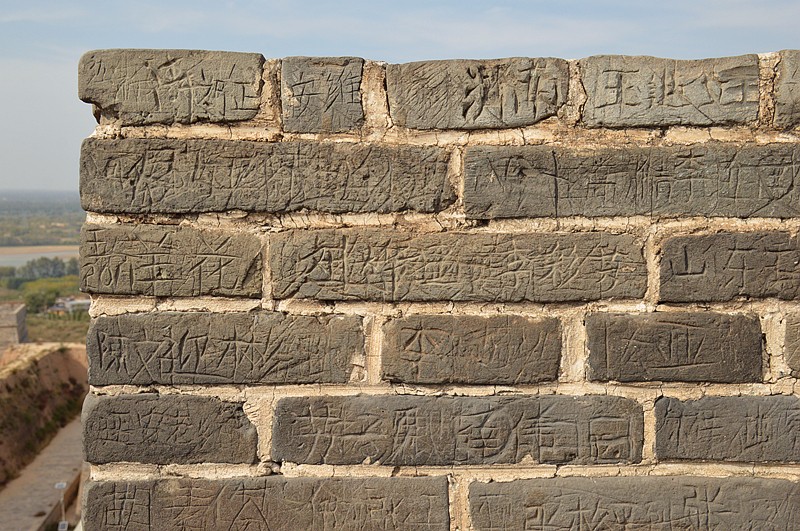 万里长城第一台被刻满字密度惊人