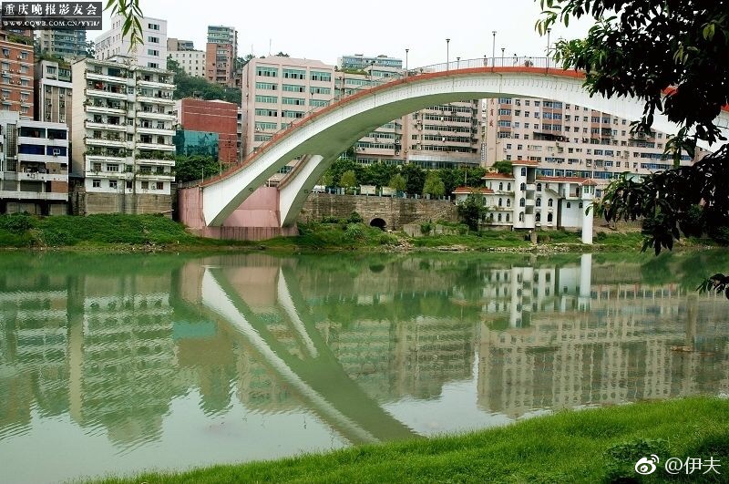 1999年1月4日傍晚号称綦江第一号形象工程的彩虹桥