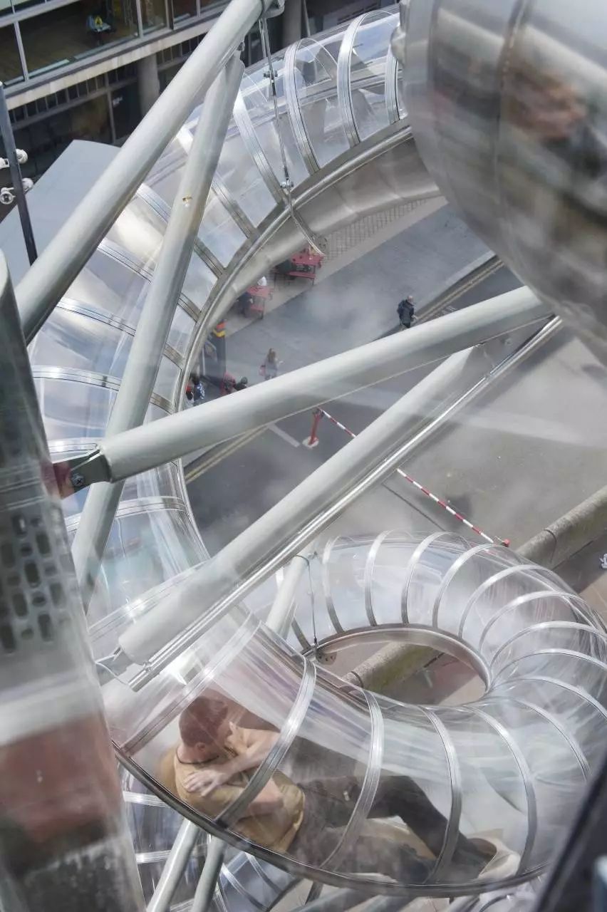 双轨滑梯这个由teamlab团队打造的装置空间中充满了各式反重力的发光