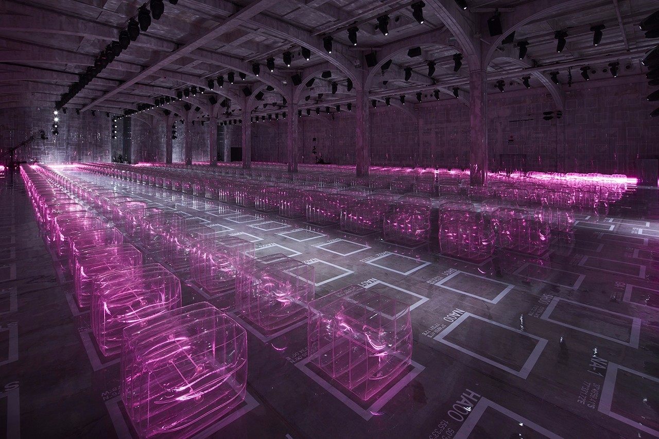 prada2019春夏男装时装秀秀场空间设计