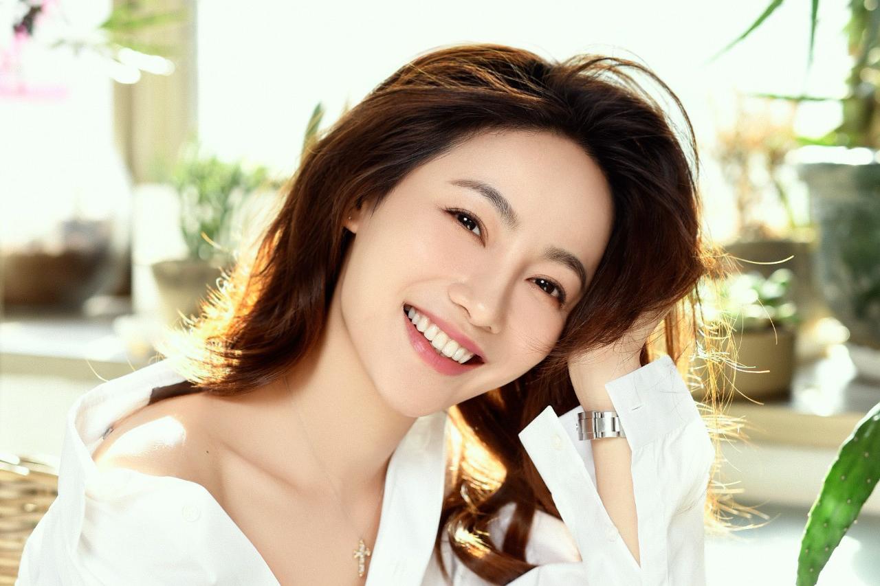 造型百变 窈窕付枚彰显时尚表现力