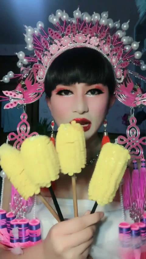 快手吃播 反串演员八宝 吃玉米
