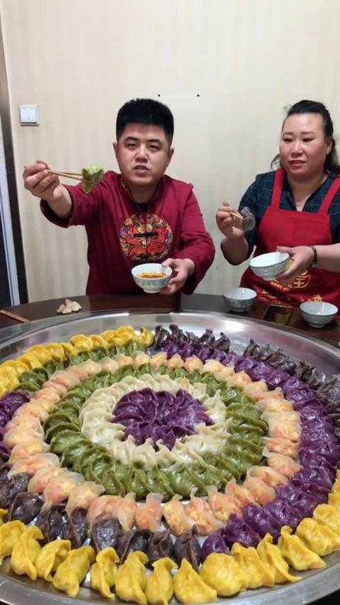 在我们家啊,全家人一顿就吃一盘子饭菜,真的不骗你,就这么…这么大