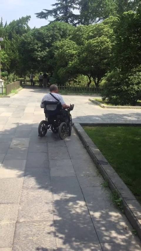 等你老了,我就推你出去,看我和别的老头跳舞,气死你 搞笑 .