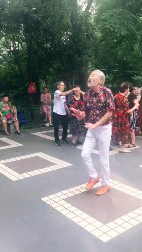 UFC225头条大战- 五星哥惠特克火拼上帝的