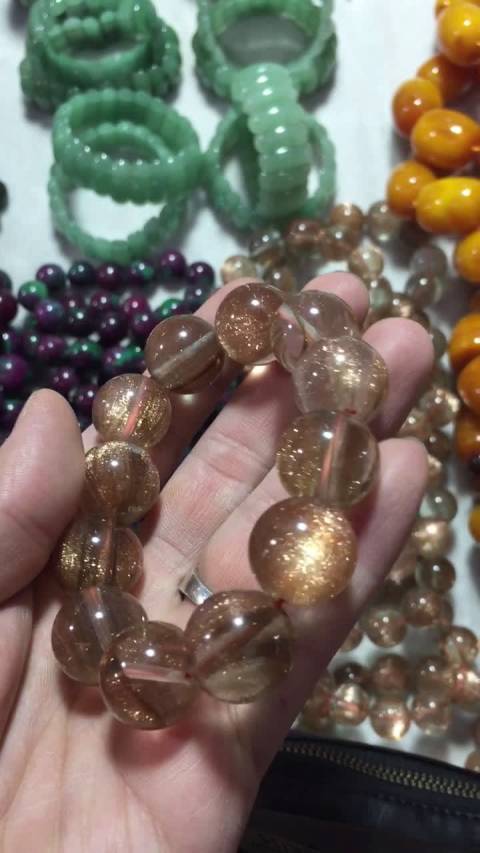 假的发晶很多人在西藏之类的旅游地方买的!一两万一串.都是假的