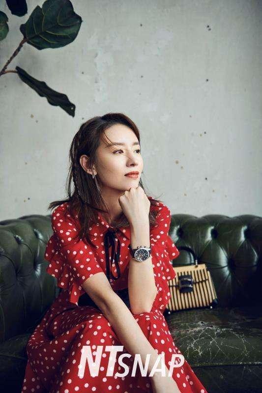 身着牛仔外套的潘粤明笑起来一脸温柔,现场不少迷妹都一脸花痴.