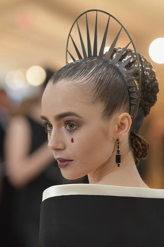 范冰冰终于输了,莉莉柯林斯眼泪妆亮相metgala,美得像精灵!