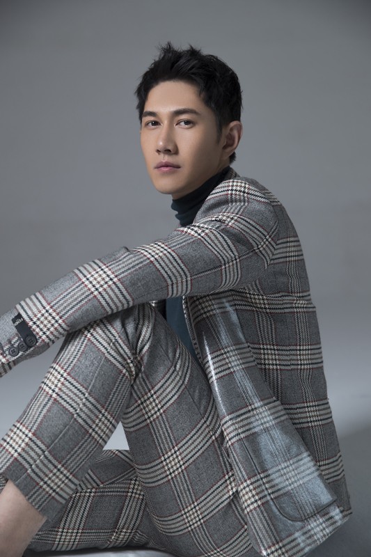 何明翰最新大片曝光 英格兰条纹尽显时尚感