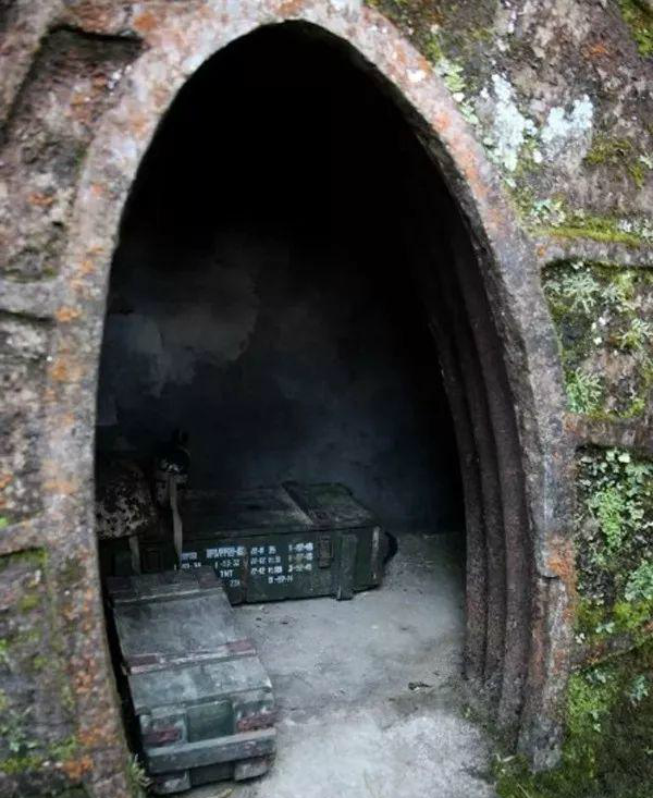 实拍越战猫耳洞遗址洞内仍放着弹药箱洞外杂草丛生