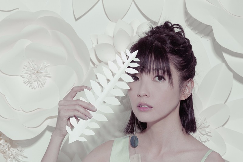 郭美美献声《泡沫之夏》人物主题曲 动听《沙漠》倔强首播