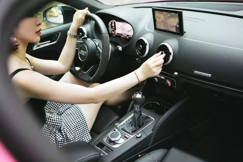 辣妹遇上好色之徒,楠姐试驾奥迪最小钢炮rs3