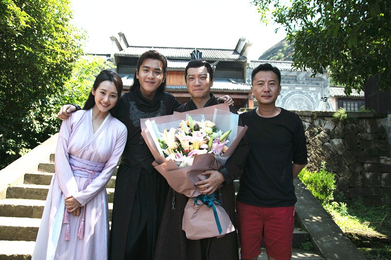 在拍摄其饰演的"王启年"最后一个镜头时,温若寒导演与主演张若昀,李纯