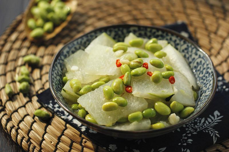 热锅凉油, 放入蒜末进去爆香; 3. 加入冬瓜块进去翻炒几下; 4.