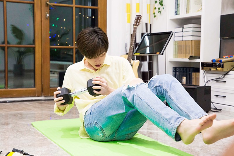 陈立农《hi室友》"惨被"王彦霖落下 秀铁门槛绝技