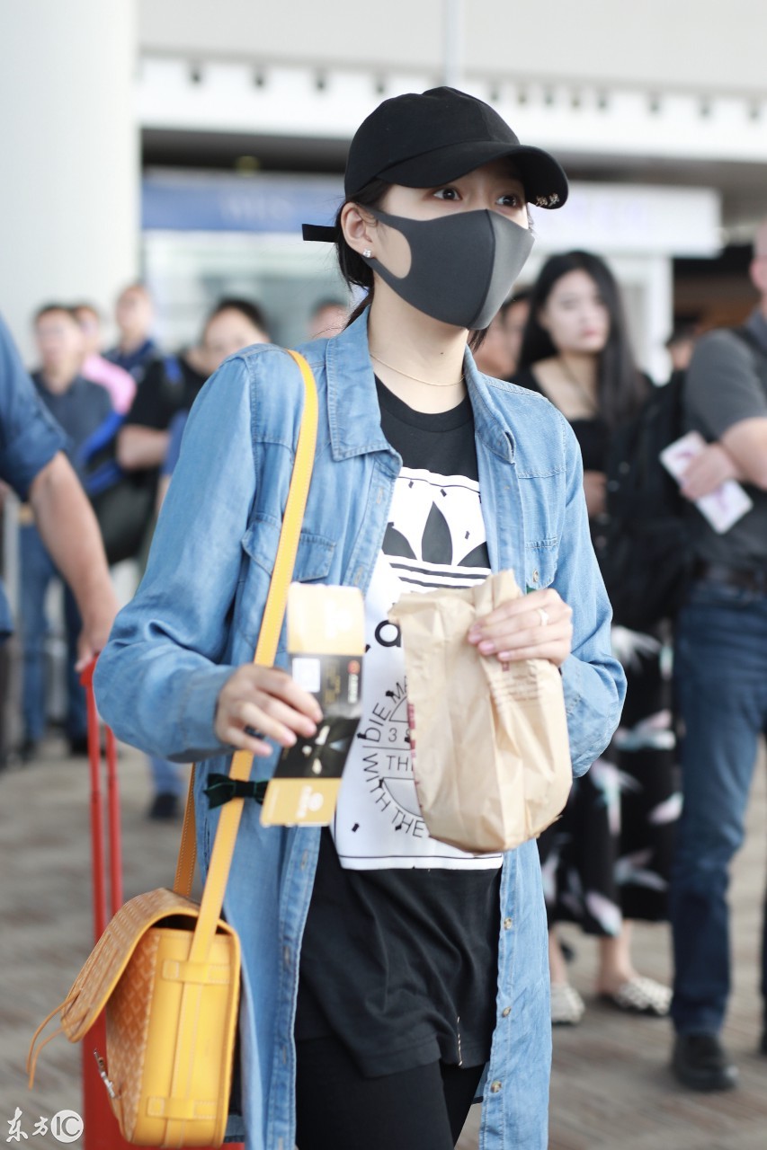 关晓彤戴口罩穿蓝色衬衫搭配黑色破洞裤现身机场,一双长腿好纤细