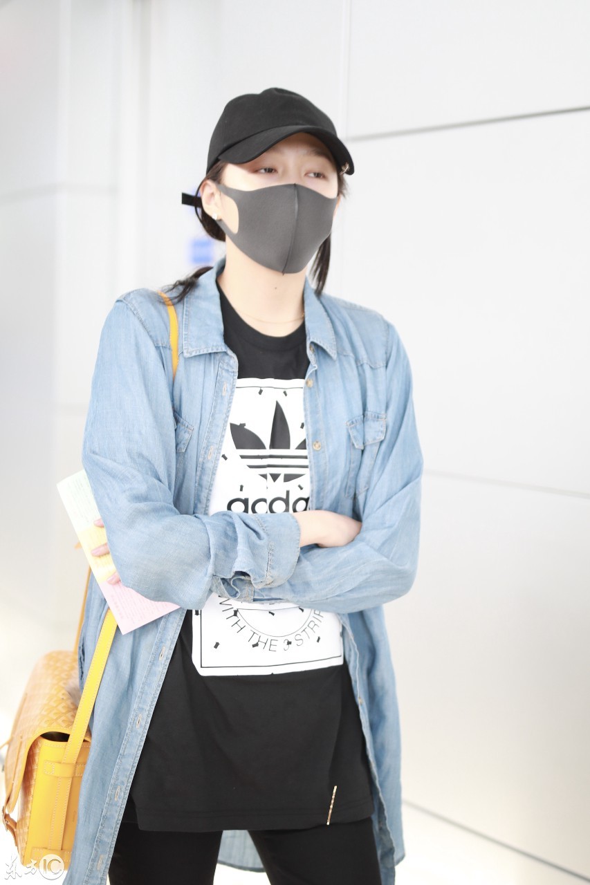 关晓彤戴口罩穿蓝色衬衫搭配黑色破洞裤现身机场,一双长腿好纤细