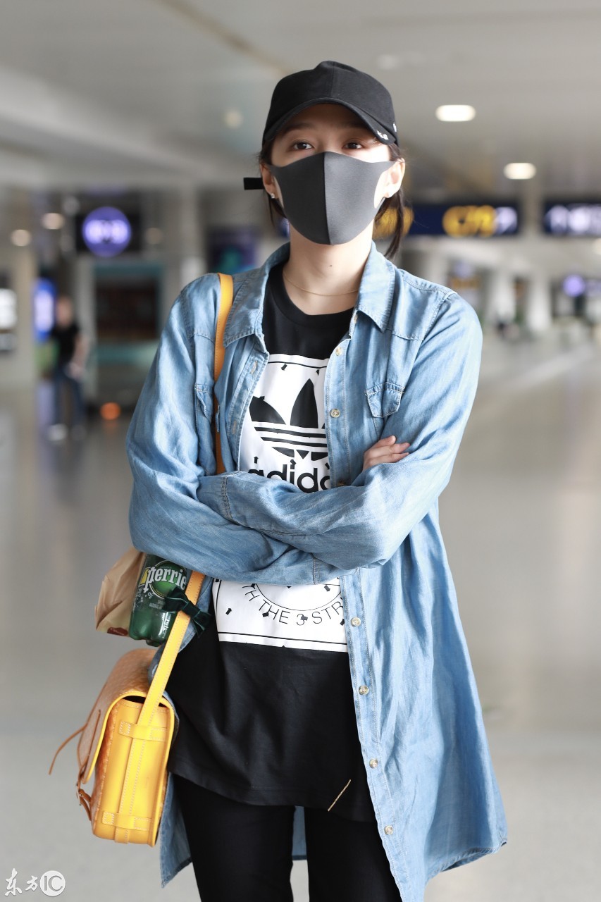 关晓彤戴口罩穿蓝色衬衫搭配黑色破洞裤现身机场,一双长腿好纤细