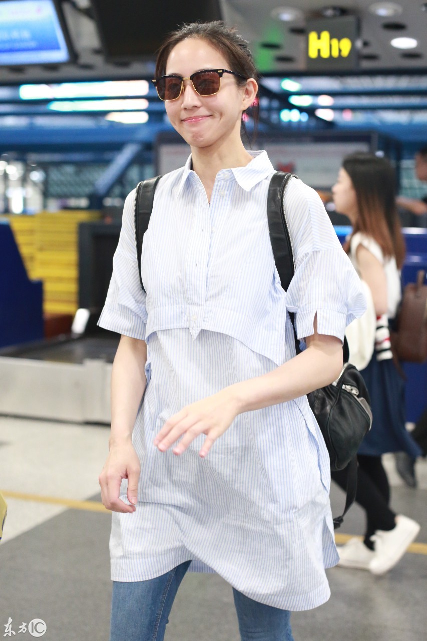 张钧甯穿白色条纹衬衫搭配蓝色牛仔裤现身机场,素颜出镜笑容灿烂