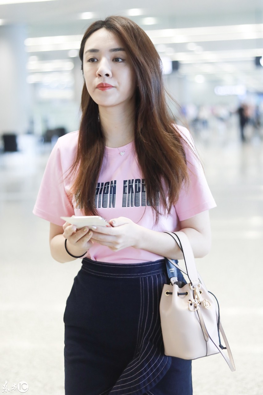 王晓晨穿粉色t恤搭配黑色半身裙现身机场,皮肤白皙大秀美腿!